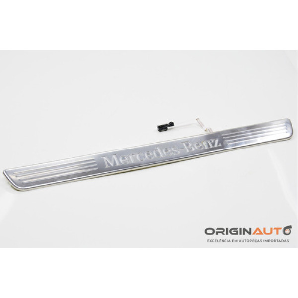 Soleira Porta Dianteira Direita Led Cromado Mercedes Gla 200